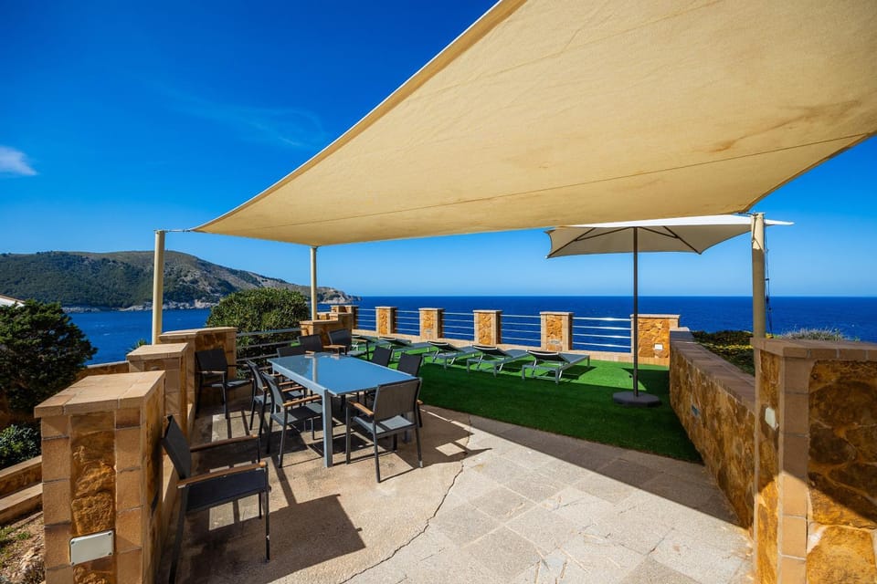Property building, Balcony/Terrace, Living room