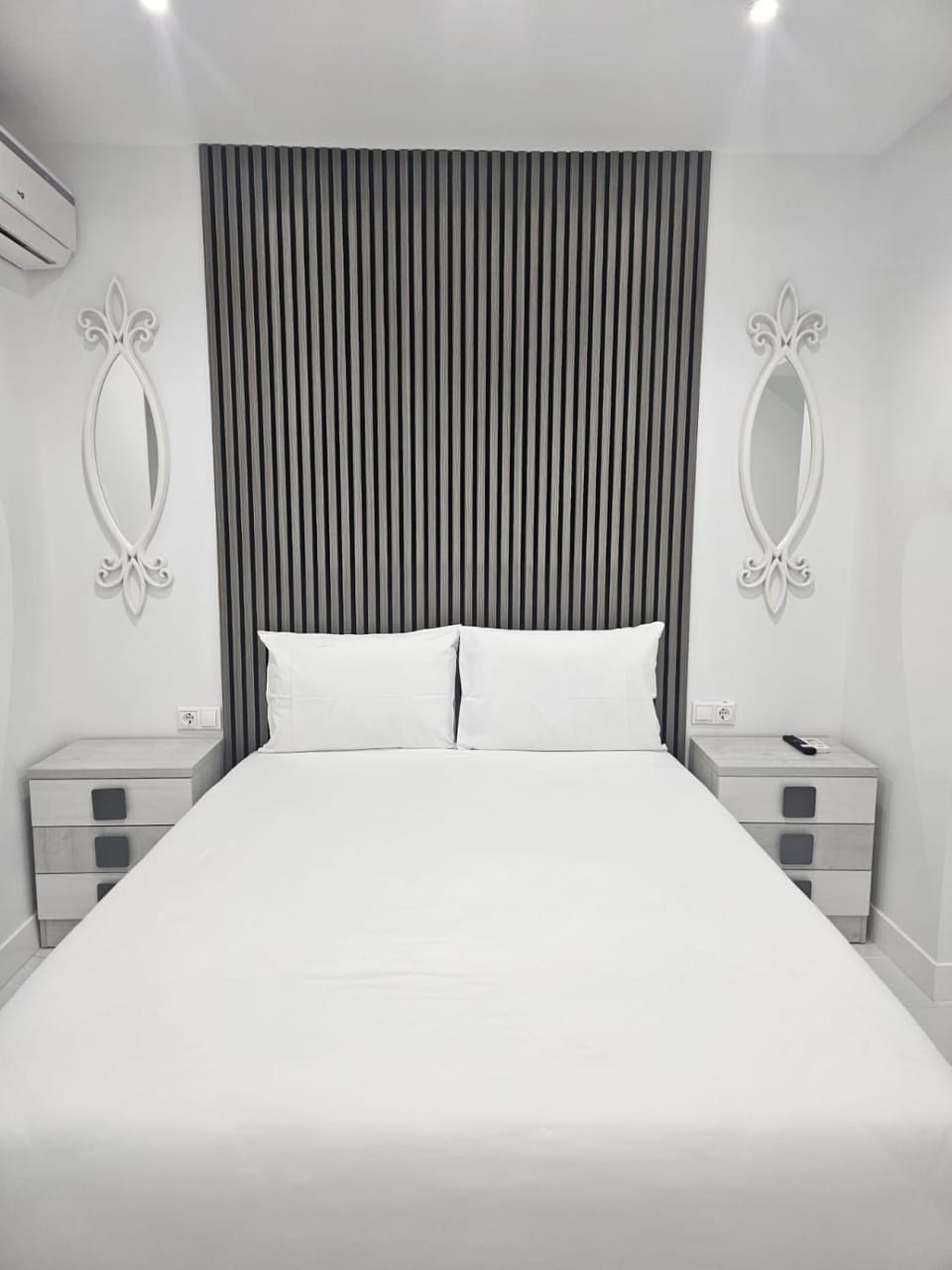 Bed, Photo of the whole room, Bedroom, air conditioner