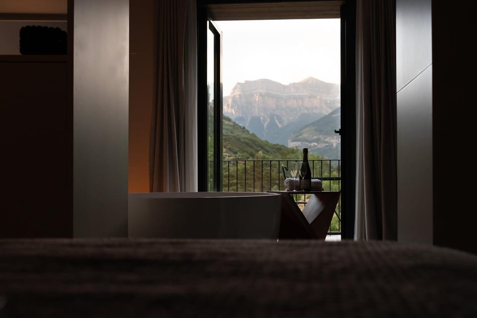 Bedroom, Mountain view