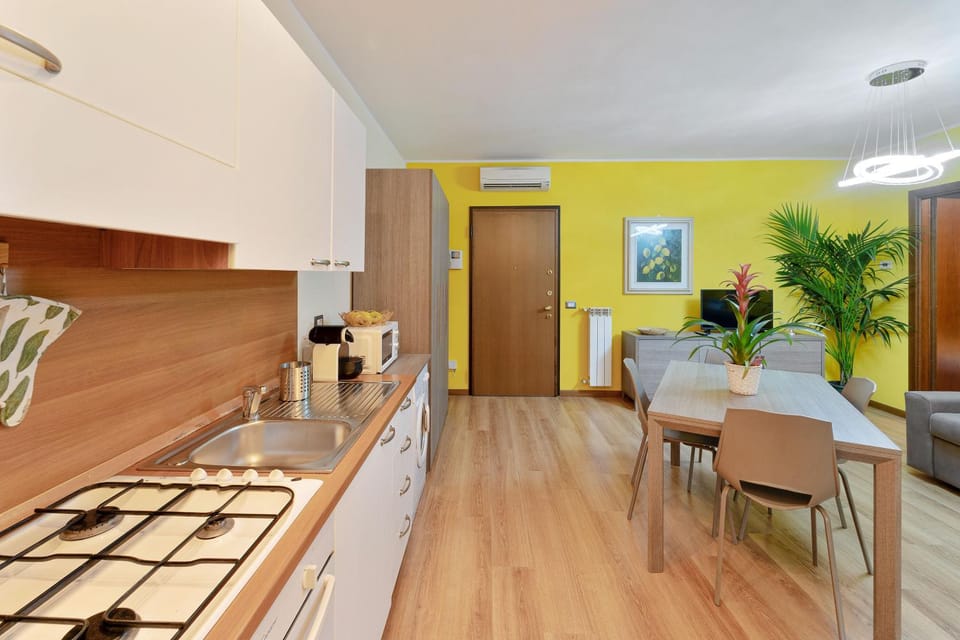 Kitchen or kitchenette, Dining area, stove