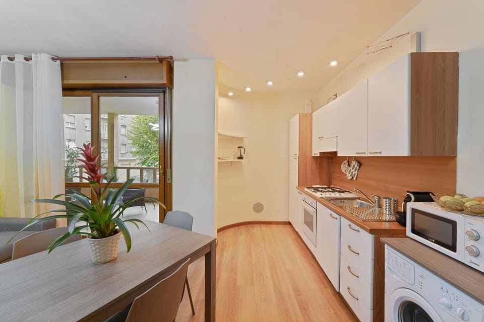 Kitchen or kitchenette, Dining area, minibar, stove