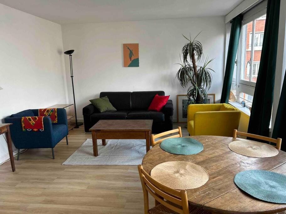 2 pièces Lumineux proche du Parc Buttes Chaumonts Apartment in Paris