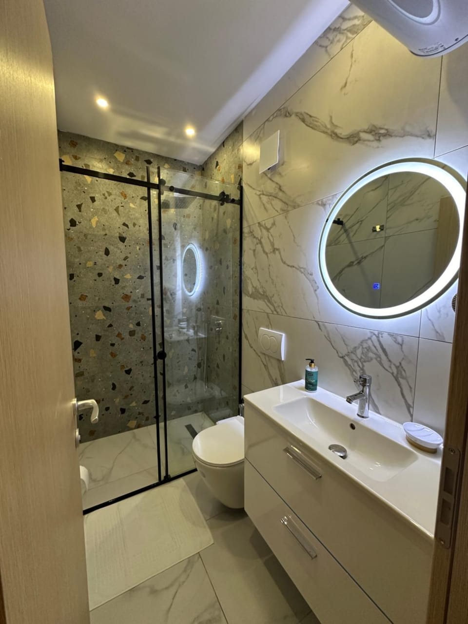 Shower, Toilet, Bathroom, Bath, towels