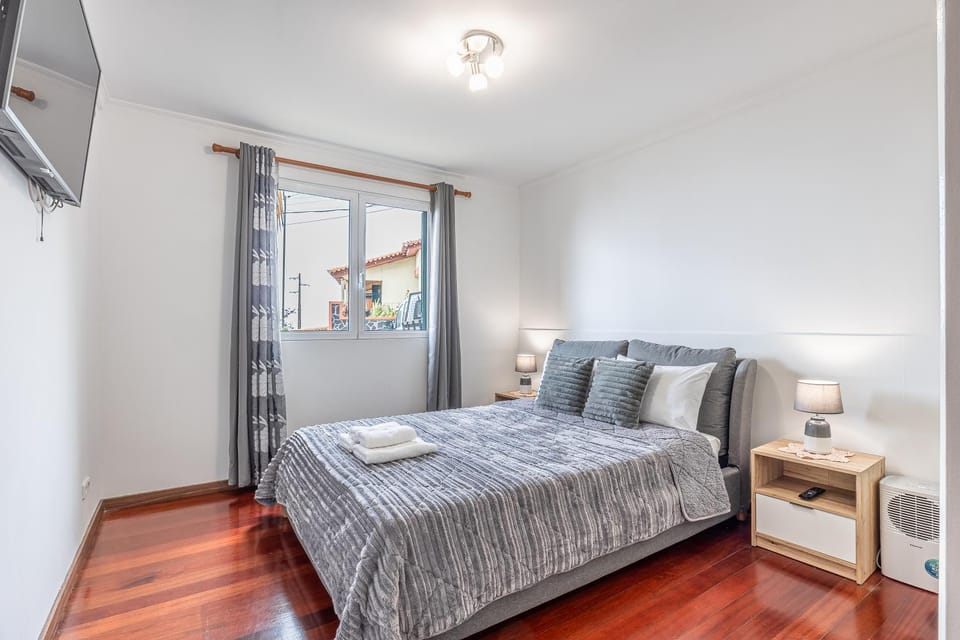 Bed, TV and multimedia, Photo of the whole room, Bedroom, towels