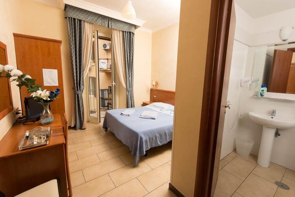 Bathroom, Bedroom, bunk bed