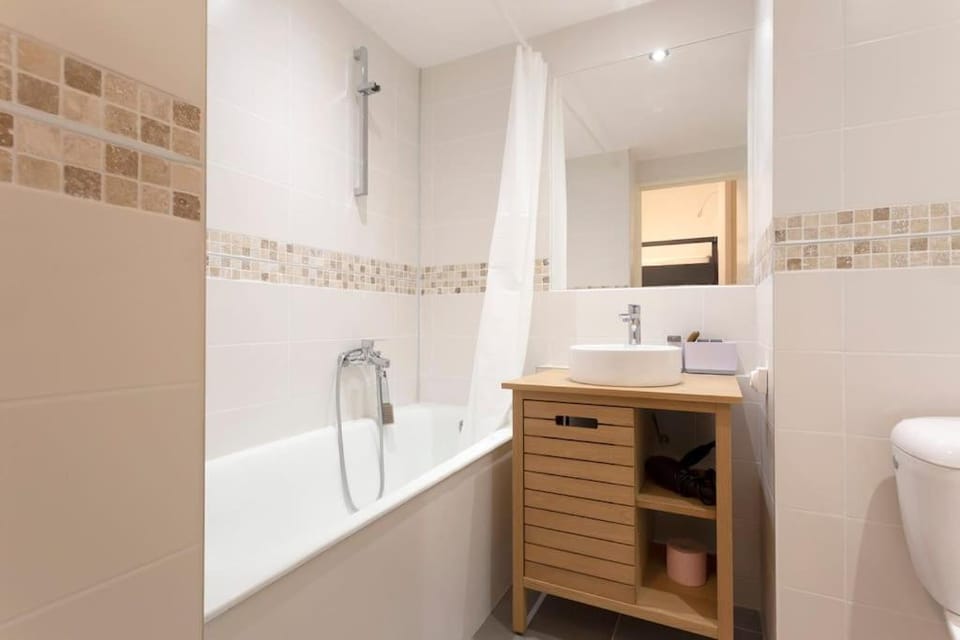 Chez Aurélien - Magnifique studio design climatisé en centre ville avec parking Apartment in La Grande-Motte