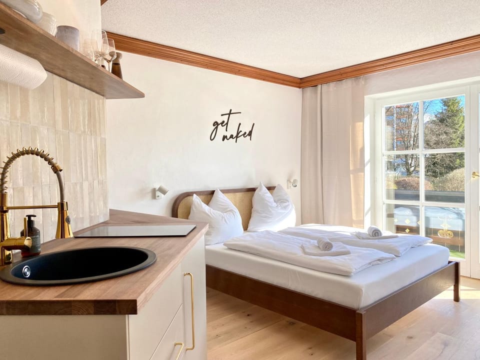 Bed, Kitchen or kitchenette, Photo of the whole room, Bedroom, towels