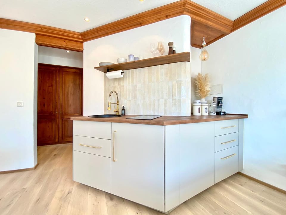 Coffee/tea facilities, Kitchen or kitchenette, stove