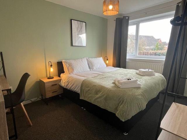 Photo of the whole room, Bedroom