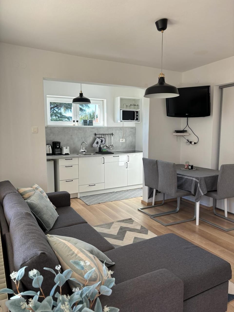 TV and multimedia, Kitchen or kitchenette, Seating area