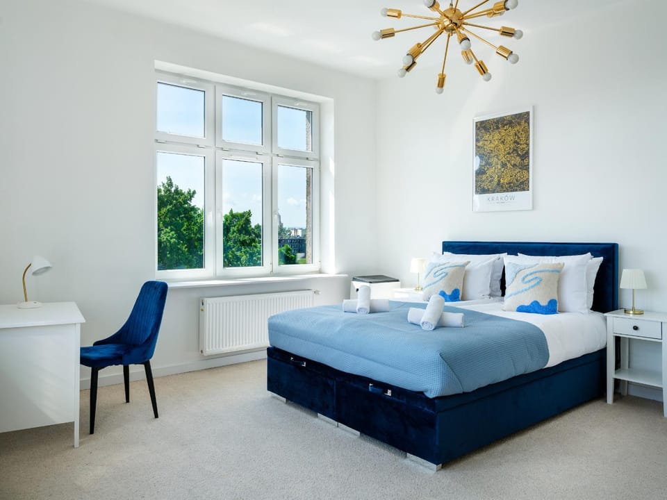 Bed, Bedroom, City view, Landmark view, River view