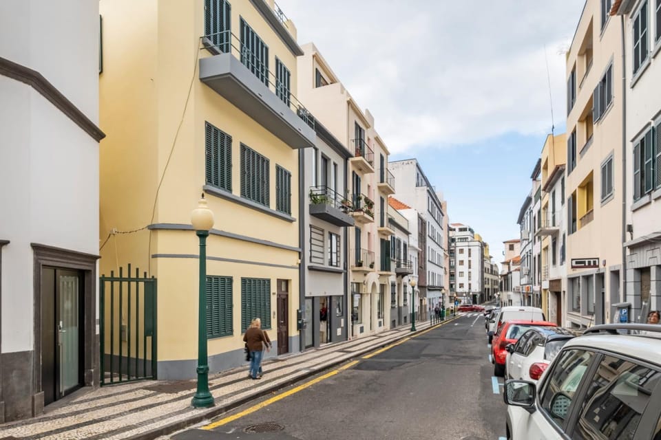 Property building, Neighbourhood, Street view, Location, Parking