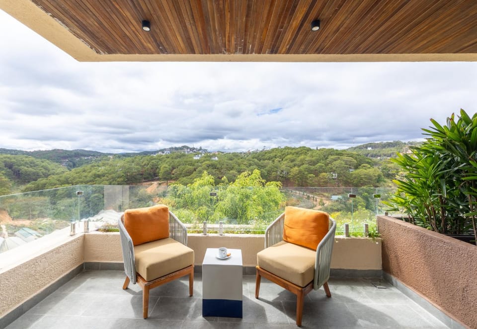 Natural landscape, View (from property/room), Balcony/Terrace, Seating area, Mountain view