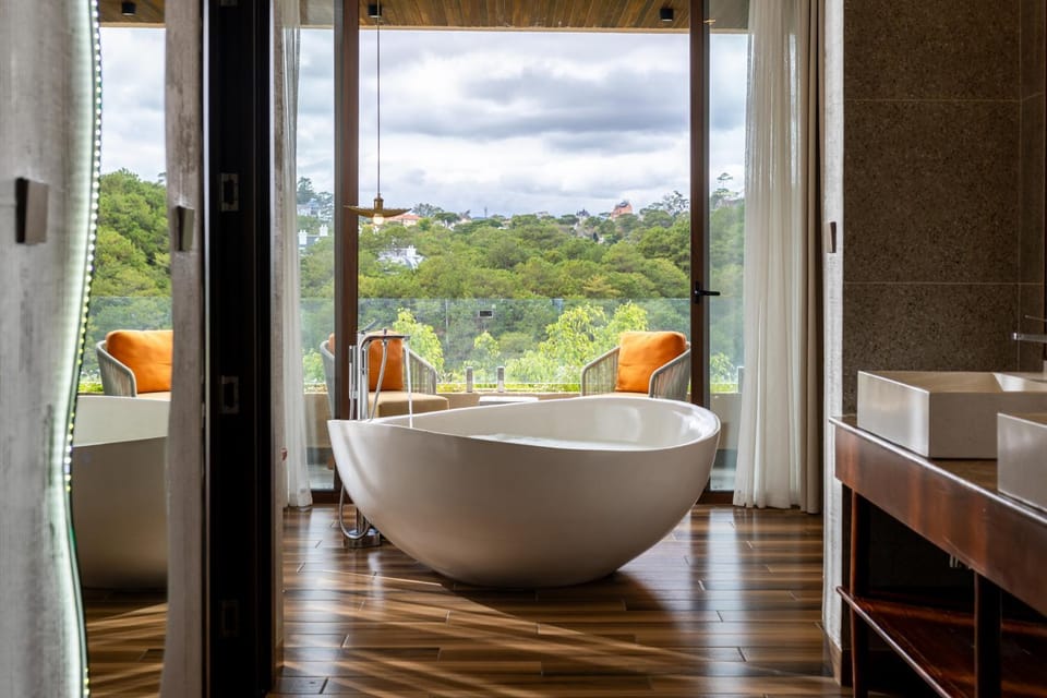 Natural landscape, Hot Tub, View (from property/room), Balcony/Terrace, Bath
