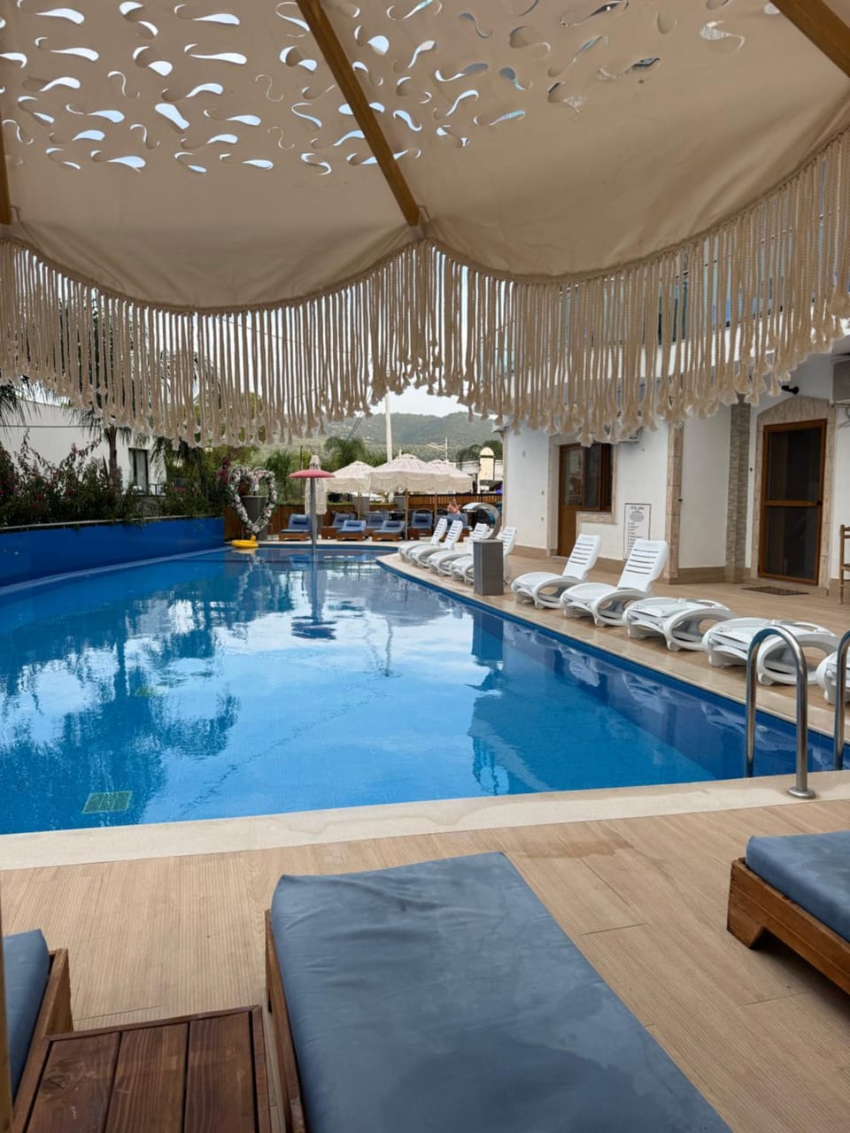 Swimming pool, sunbed