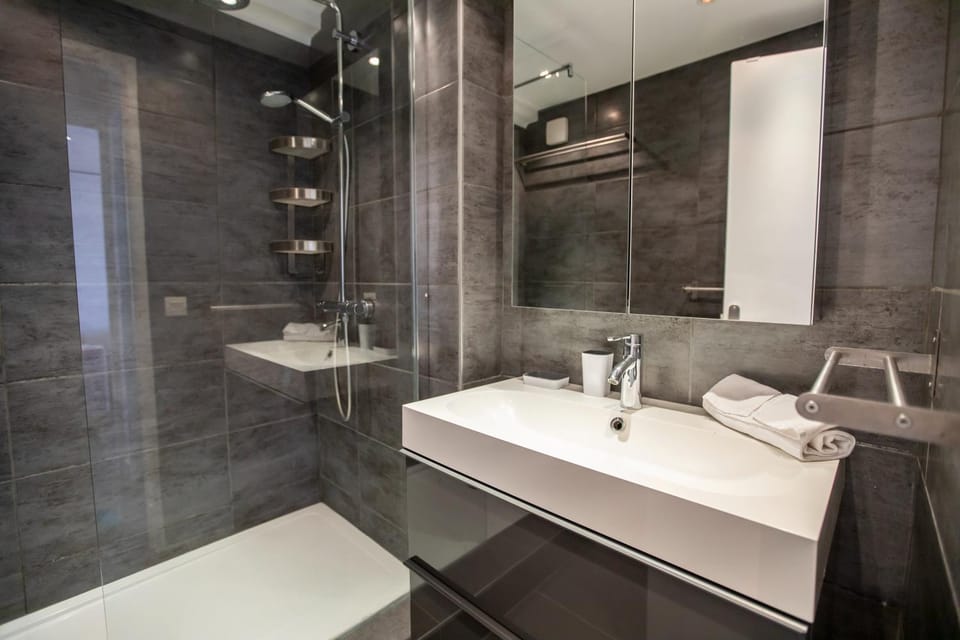 Shower, Bathroom, towels