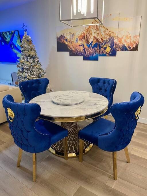 Luxury Home Away from Home, a Villa with 3 bdrm and 3 bath Villa in Calgary