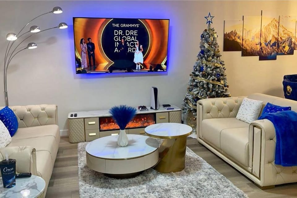 Luxury Home Away from Home, a Villa with 3 bdrm and 3 bath Villa in Calgary