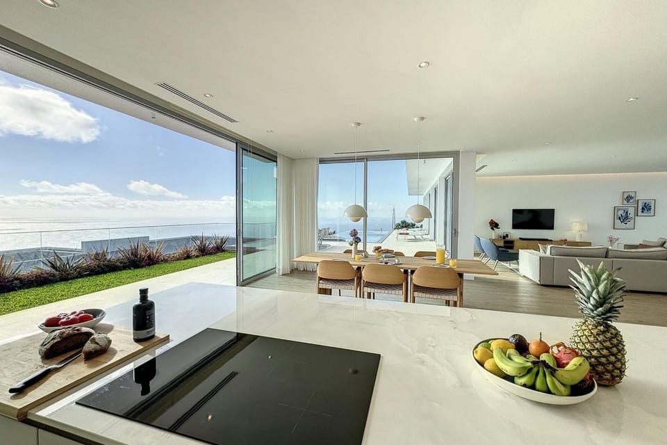 Kitchen or kitchenette, Dining area, Sea view