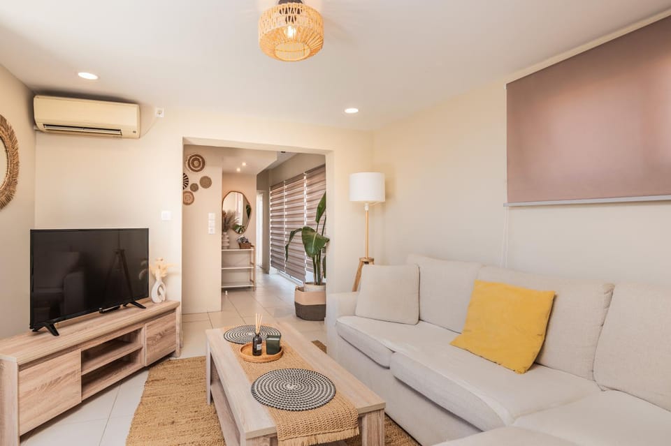 TV and multimedia, Living room, Seating area, air conditioner