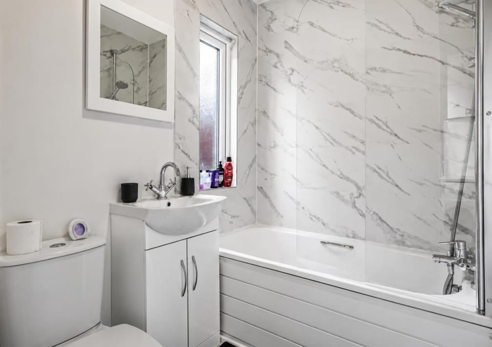 Modern Family Home -5 beds SW16 House in Croydon