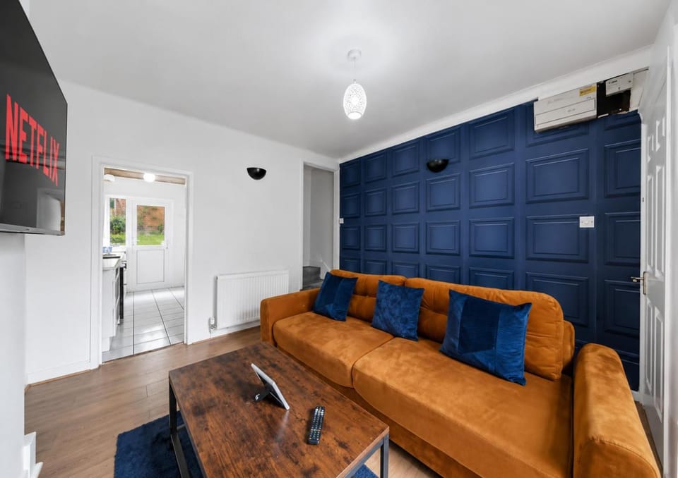 Modern Family Home -5 beds SW16 House in Croydon
