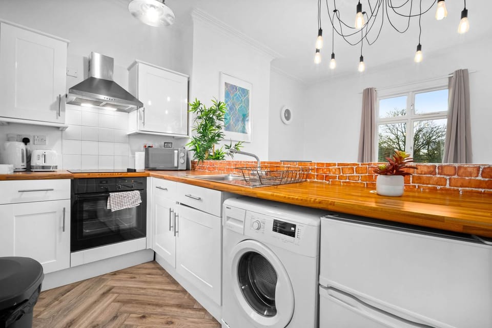 Kitchen or kitchenette, oven, stove, washing machine