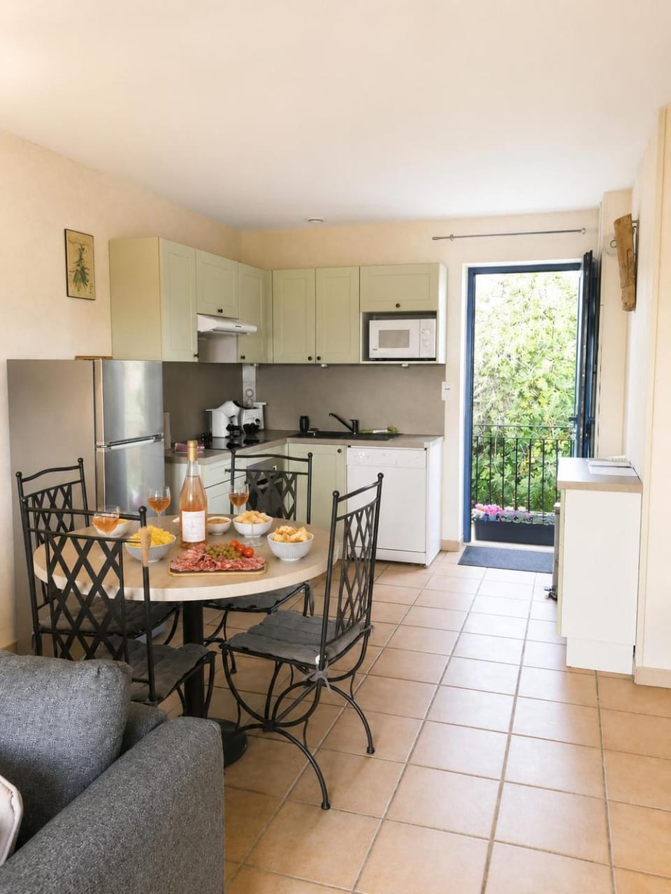 Kitchen or kitchenette, Dining area, stove
