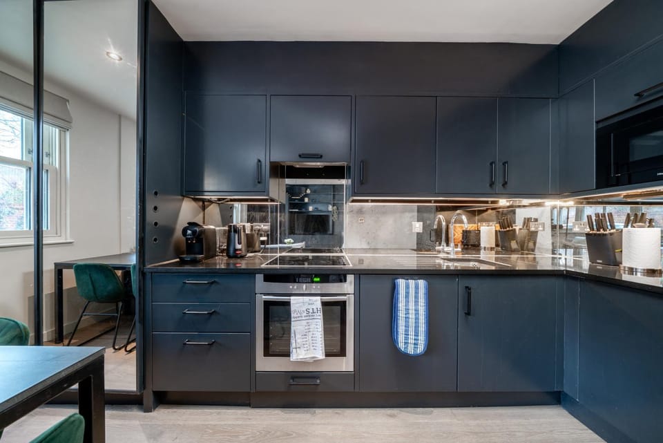 Coffee/tea facilities, oven, stove, kitchen