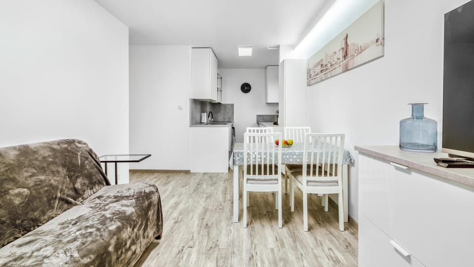 TV and multimedia, Kitchen or kitchenette, Living room, Seating area, Dining area
