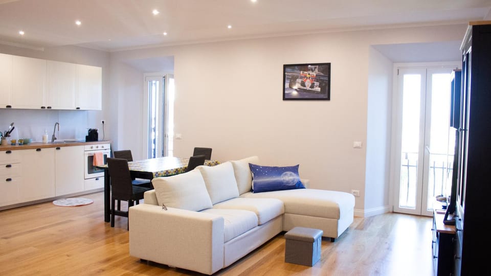 TV and multimedia, Kitchen or kitchenette, Living room, Seating area, Dining area