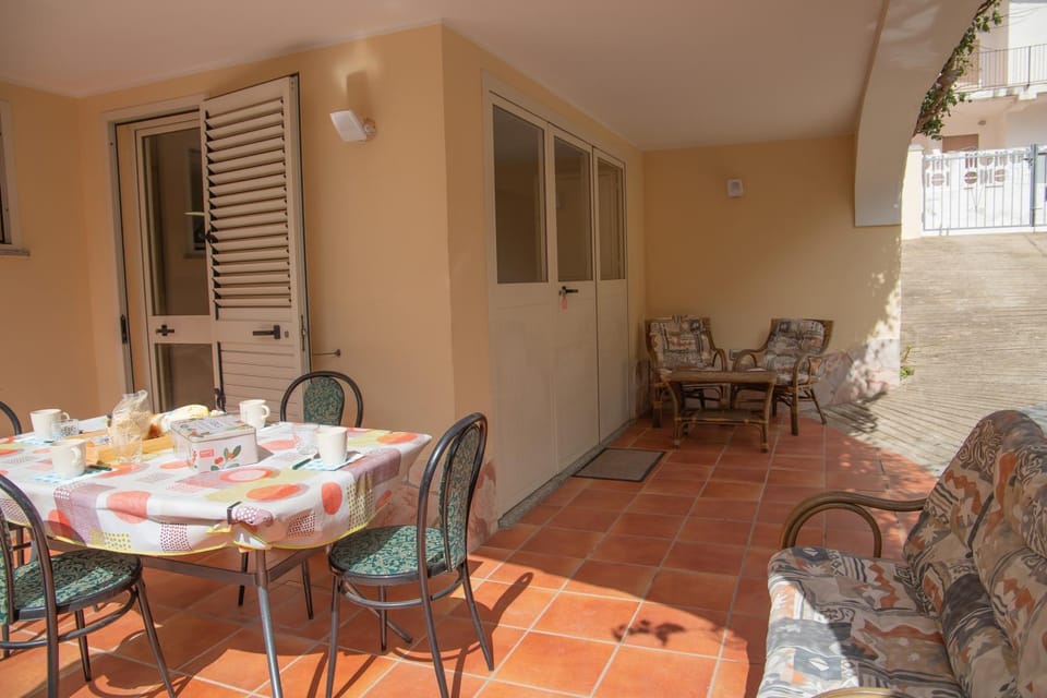 Day, Balcony/Terrace, Seating area, Dining area
