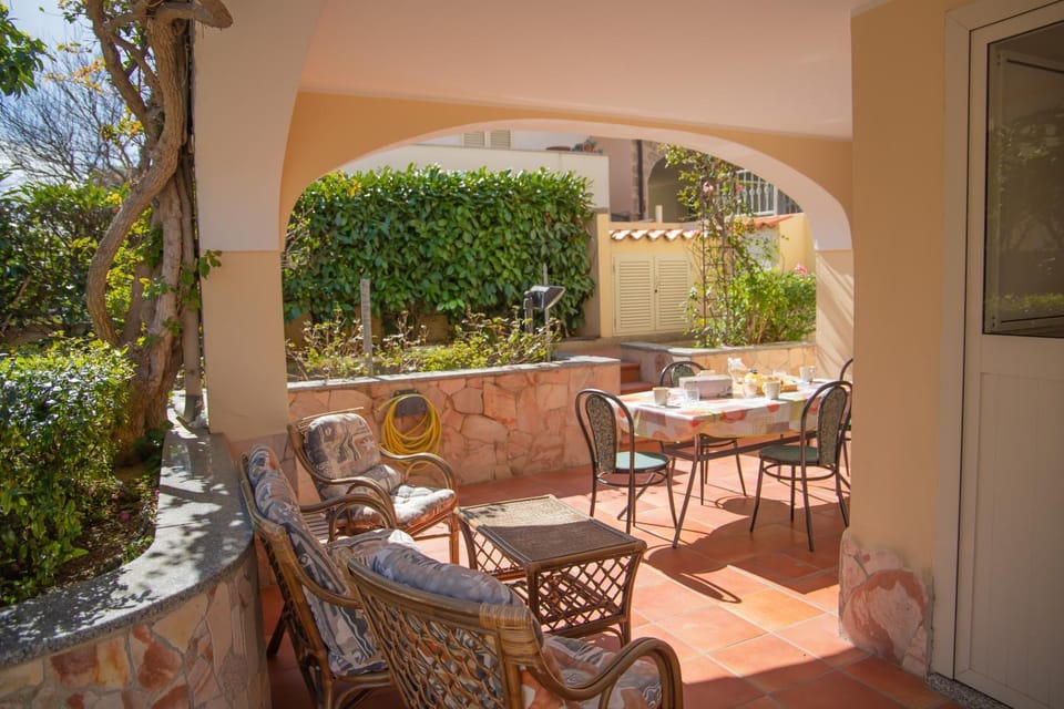 Spring, Day, Garden, Living room, Seating area, Dining area, Garden view