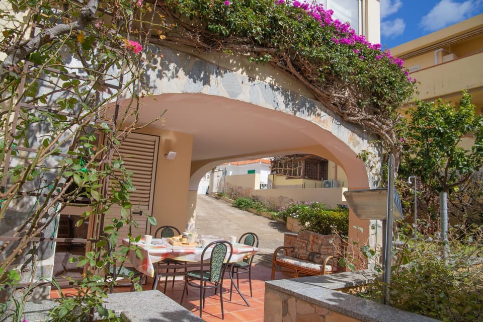 Property building, Spring, Day, Garden, Balcony/Terrace, Dining area, Garden view, Parking