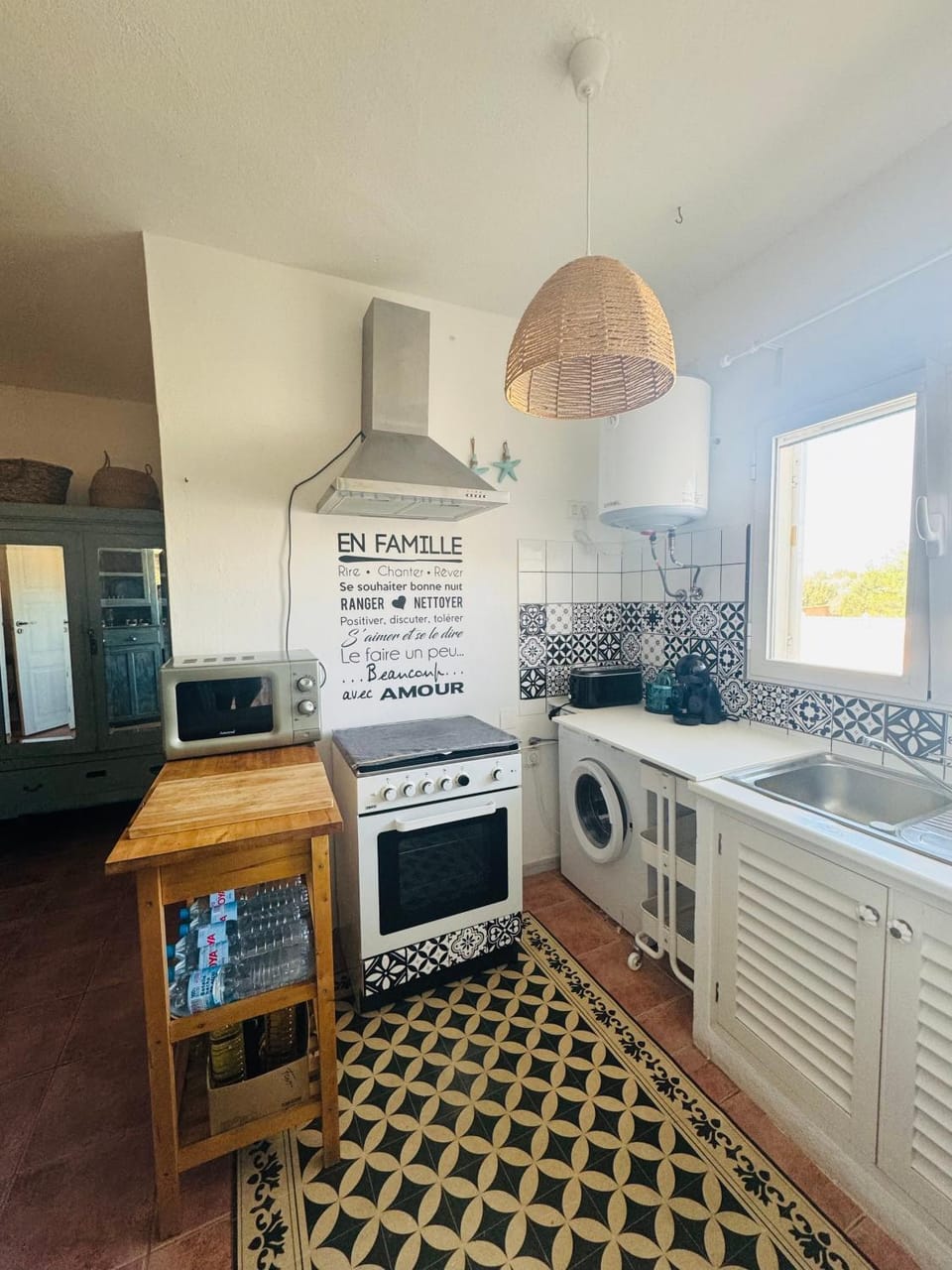 Kitchen or kitchenette, oven, washing machine