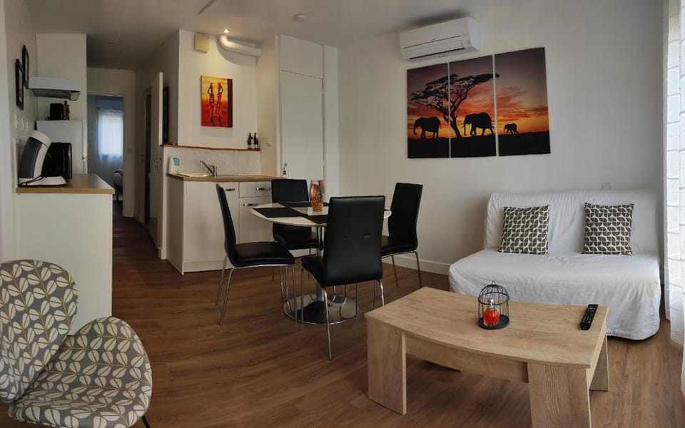 Living room, Seating area, Dining area, minibar, air conditioner