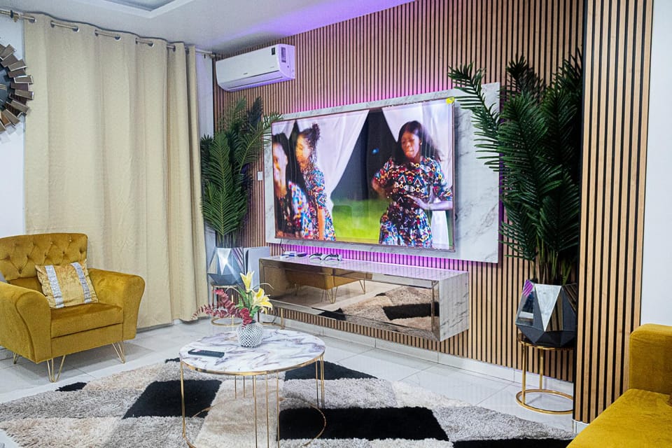 Communal lounge/ TV room, TV and multimedia, Living room, Seating area, Evening entertainment