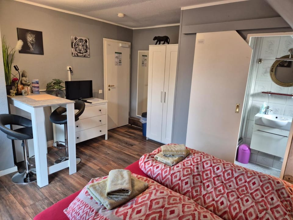 Bed, TV and multimedia, Photo of the whole room, Bedroom, towels, wardrobe