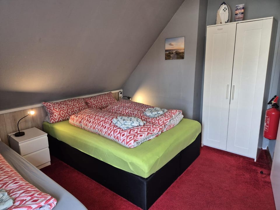 Bed, Photo of the whole room, Bedroom, wardrobe