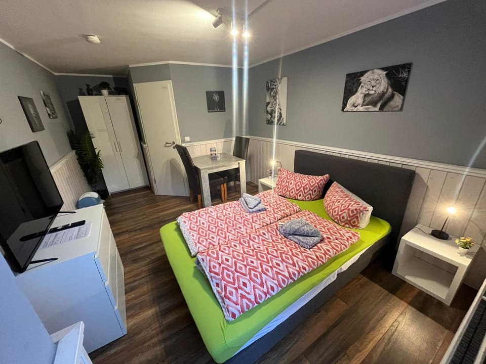 Bed, TV and multimedia, Photo of the whole room, Seating area, Bedroom, towels, wardrobe