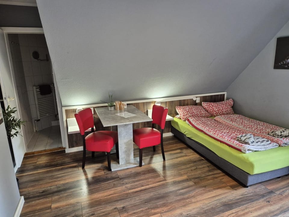 Bed, Dining area