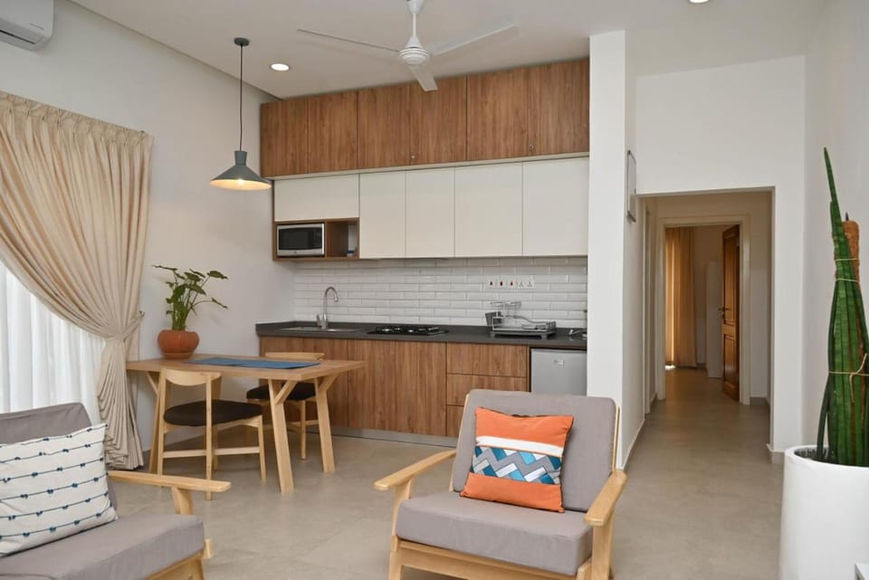 Kitchen or kitchenette, Living room, Seating area, Dining area, stove