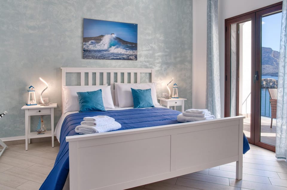 Bed, Natural landscape, Photo of the whole room, Bedroom