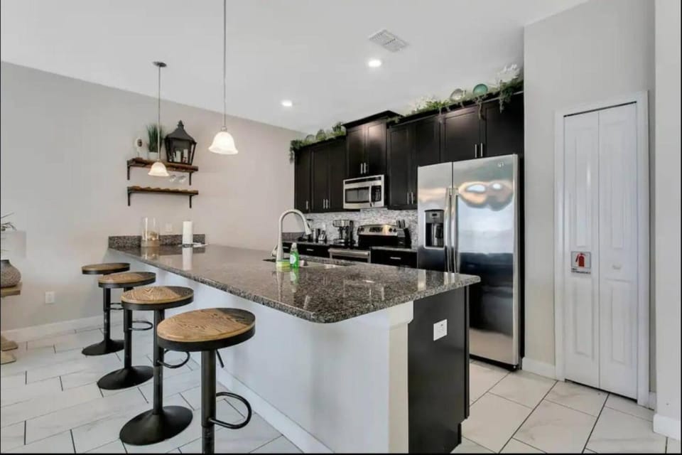 Kitchen or kitchenette, minibar