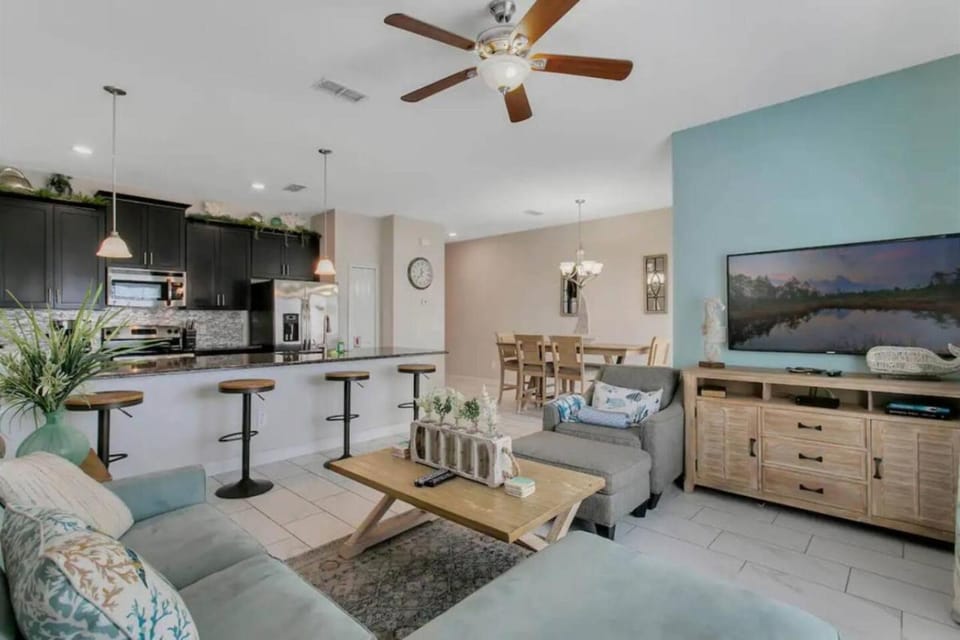 Communal lounge/ TV room, Living room, Seating area