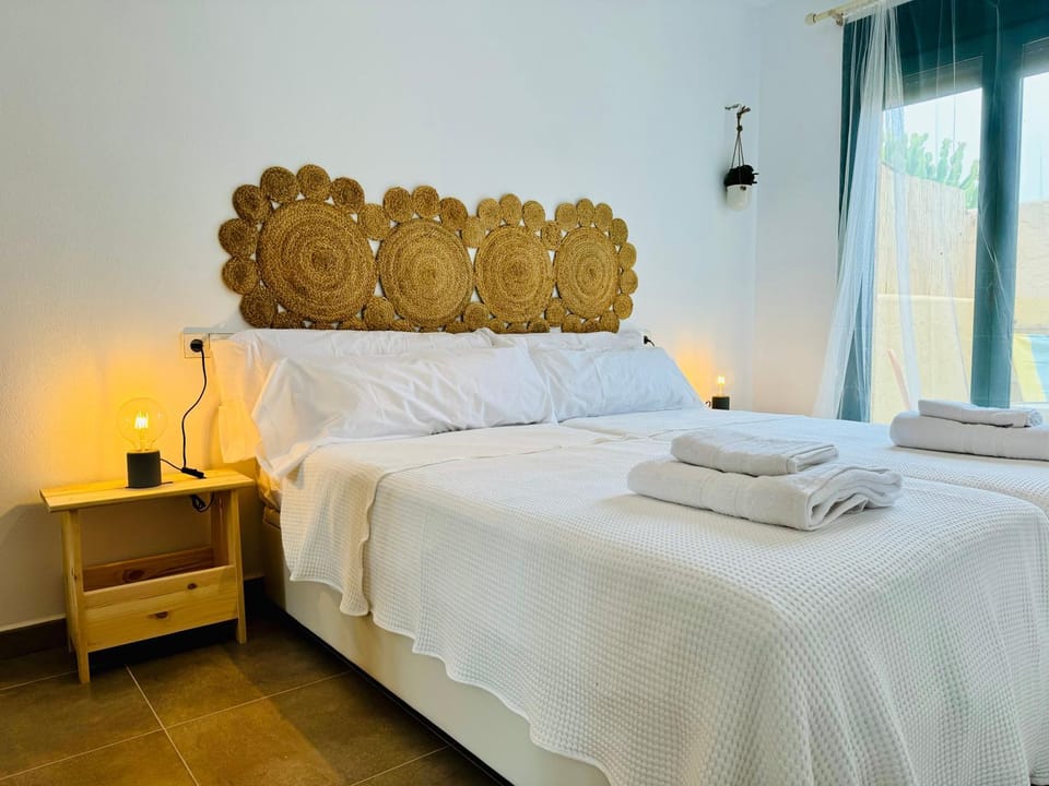 Bed, Photo of the whole room, Bedroom, towels