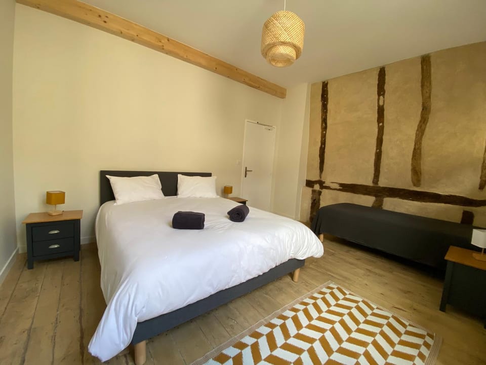 Photo of the whole room, Bedroom, towels