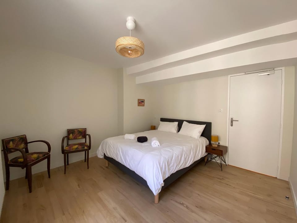 Bed, Photo of the whole room, Bedroom, towels