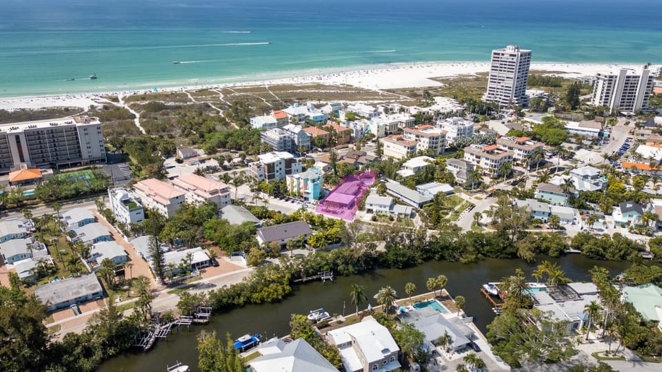 Property building, Restaurant/places to eat, Neighbourhood, Natural landscape, Activities, Bird's eye view, Fishing, Snorkeling, Beach, Windsurfing, Canoeing, Hiking, Cycling, Diving, Evening entertainment, Entertainment, Location, shuttle