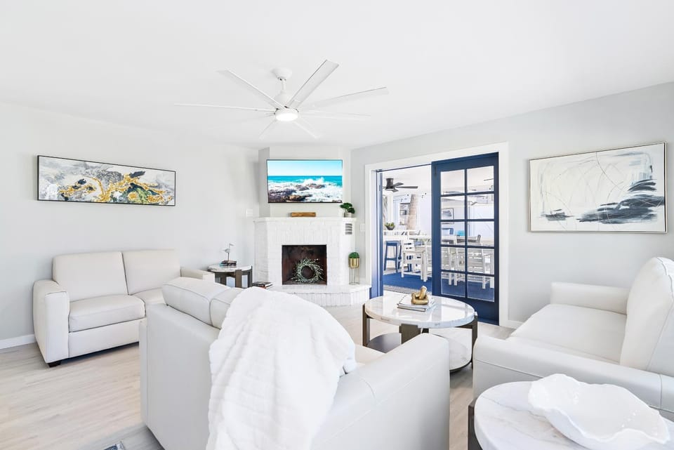 TV and multimedia, Living room, Seating area, internet, air conditioner